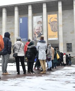 Warszawa. Gigantyczna kolejka zwiedzających do Muzeum Narodowego [ZDJĘCIA]