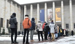 Warszawa. Gigantyczna kolejka zwiedzających do Muzeum Narodowego [ZDJĘCIA]