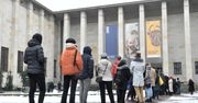 Warszawa. Gigantyczna kolejka zwiedzających do Muzeum Narodowego [ZDJĘCIA]