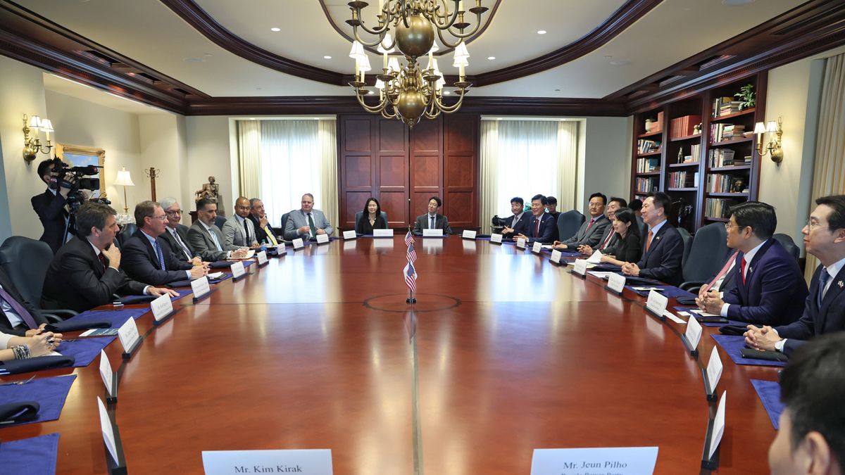 A handout photo made available by South Korea's ruling People Power Party shows a party delegation, led by its leader Kim Gi-hyeon (3-R), talking with US experts on the Korean Peninsula during a luncheon meeting hosted by the Heritage Foundation in Washington, DC, USA, 11 July 2023 (issued 12 July 2023). EPA/People Power Party (South Korea) SOUTH KOREA OUT HANDOUT EDITORIAL USE ONLY/NO SALES Dostawca: PAP/EPA.