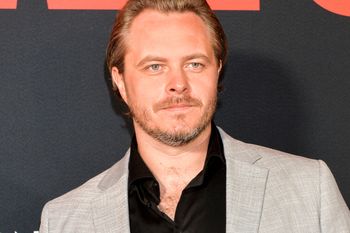 Zagrał przemocowca, dziś boi się o córki. Tomasz Schuchardt o ojcostwie