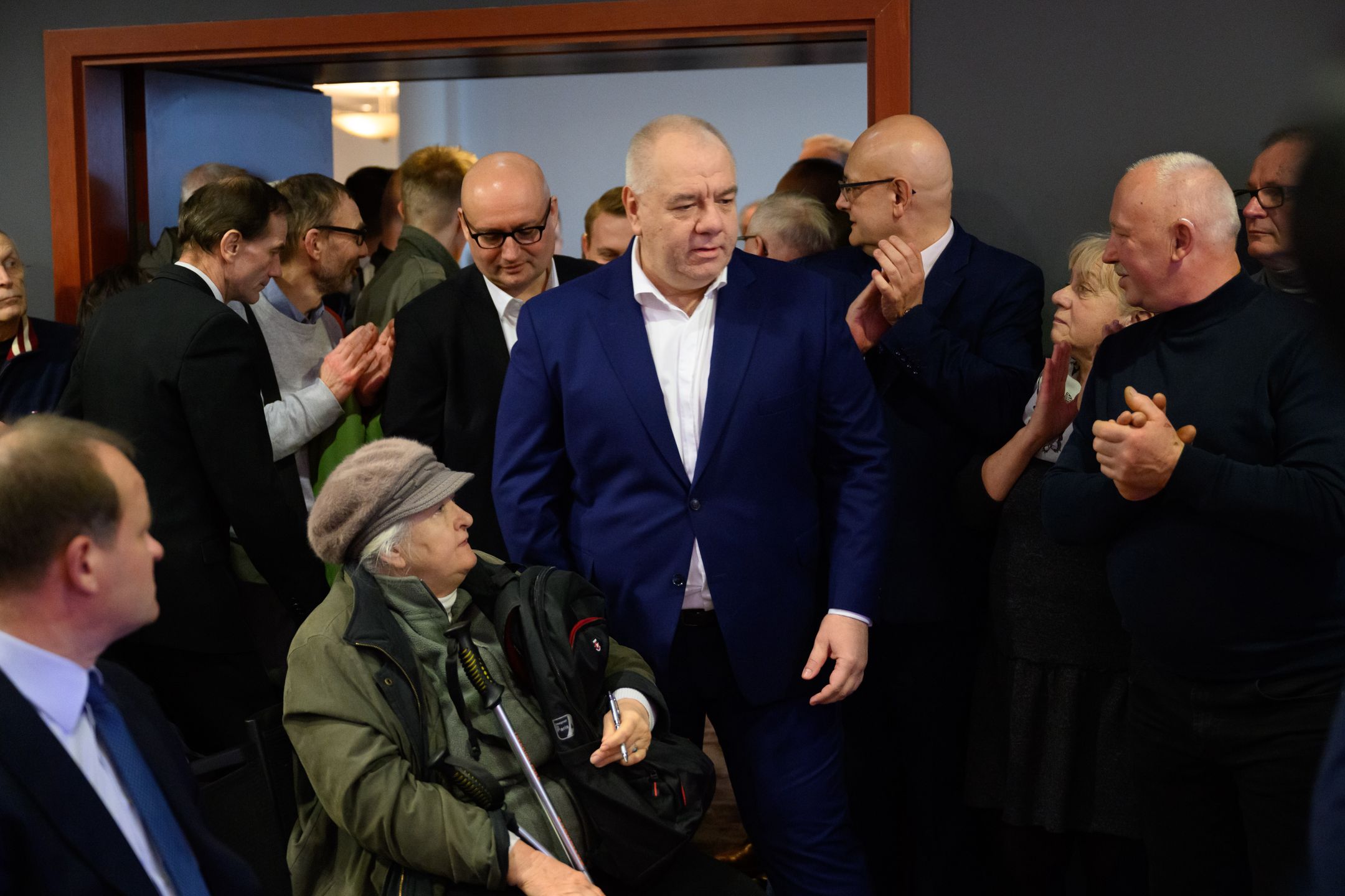 Poznań, 28.01.2024. Poseł PiS Jacek Sasin (C) podczas spotkania z mieszkańcami w ramach akcji "Bądźmy Razem", 28 bm. w hotelu Mercure w Poznaniu. (sko) PAP/Jakub Kaczmarczyk