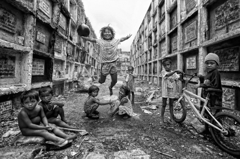 Wśród wyróżnionych znalazł się poznański fotograf – Marek Lapis – członek Polskiej Agencji Fotografów Forum. Zdobył on 2 wyróżnienia (w kategoriach: Children of the World oraz Photojournalism) i 2 nominacje do nagrody (kategorie: People oraz Sport).