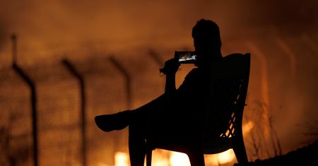 Zdjęcie dnia. Pożar na granicy Syrii z Izraelem i nietypowa postawa obserwatora