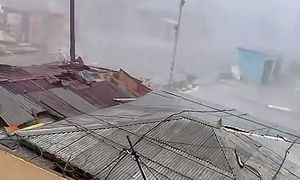 "Woda wlewa się przez dach". Mieszkańcy Jamajki walczą z huraganem