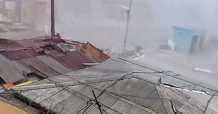 "Woda wlewa się przez dach". Mieszkańcy Jamajki walczą z huraganem