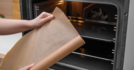 Nie piecz na takim papierze. Jedzenie będzie do wyrzucenia