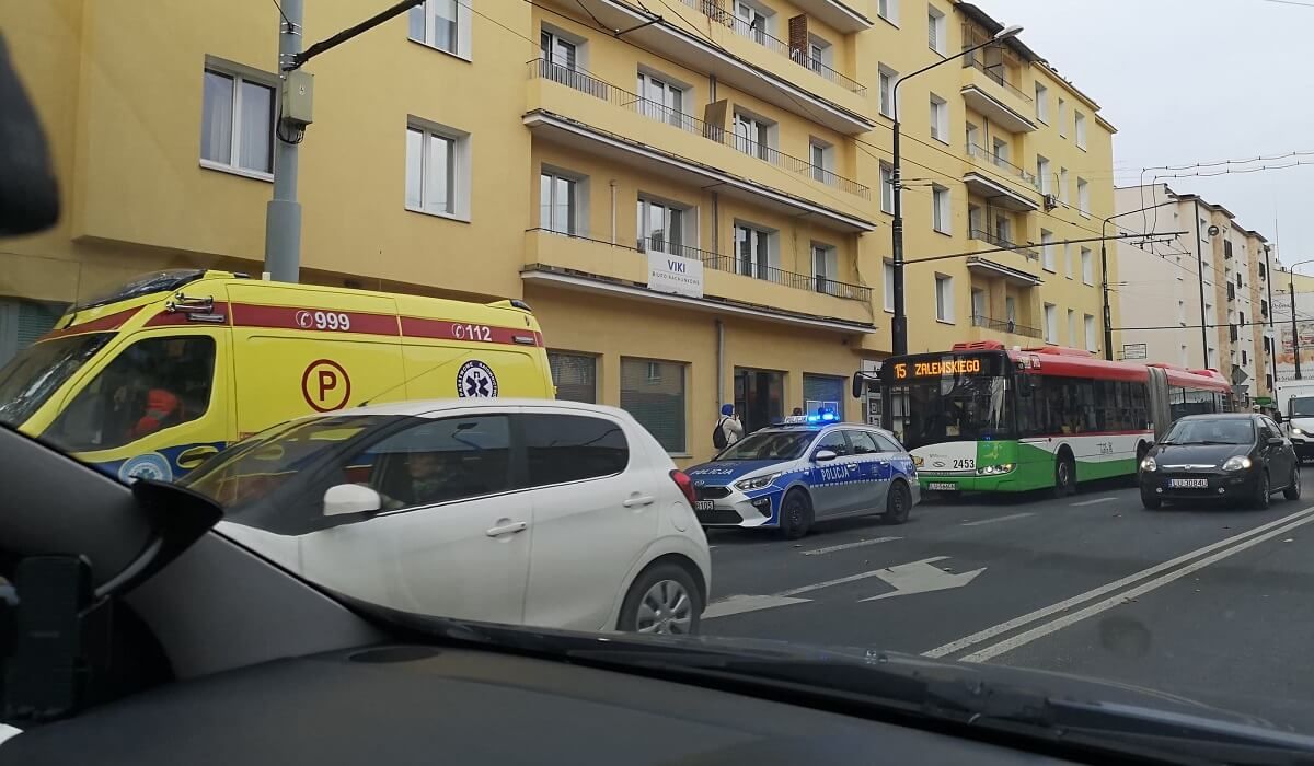 Kierowca autobusu ostro zahamował, pasażerka przewróciła się i doznała obrażeń