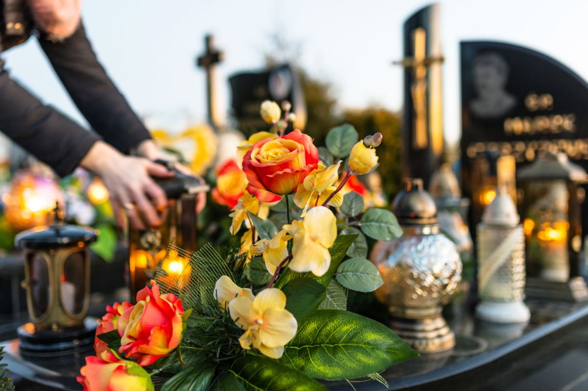 Stawiasz sztuczne wiązanki na groby? Ten trik poprawi ich wygląd