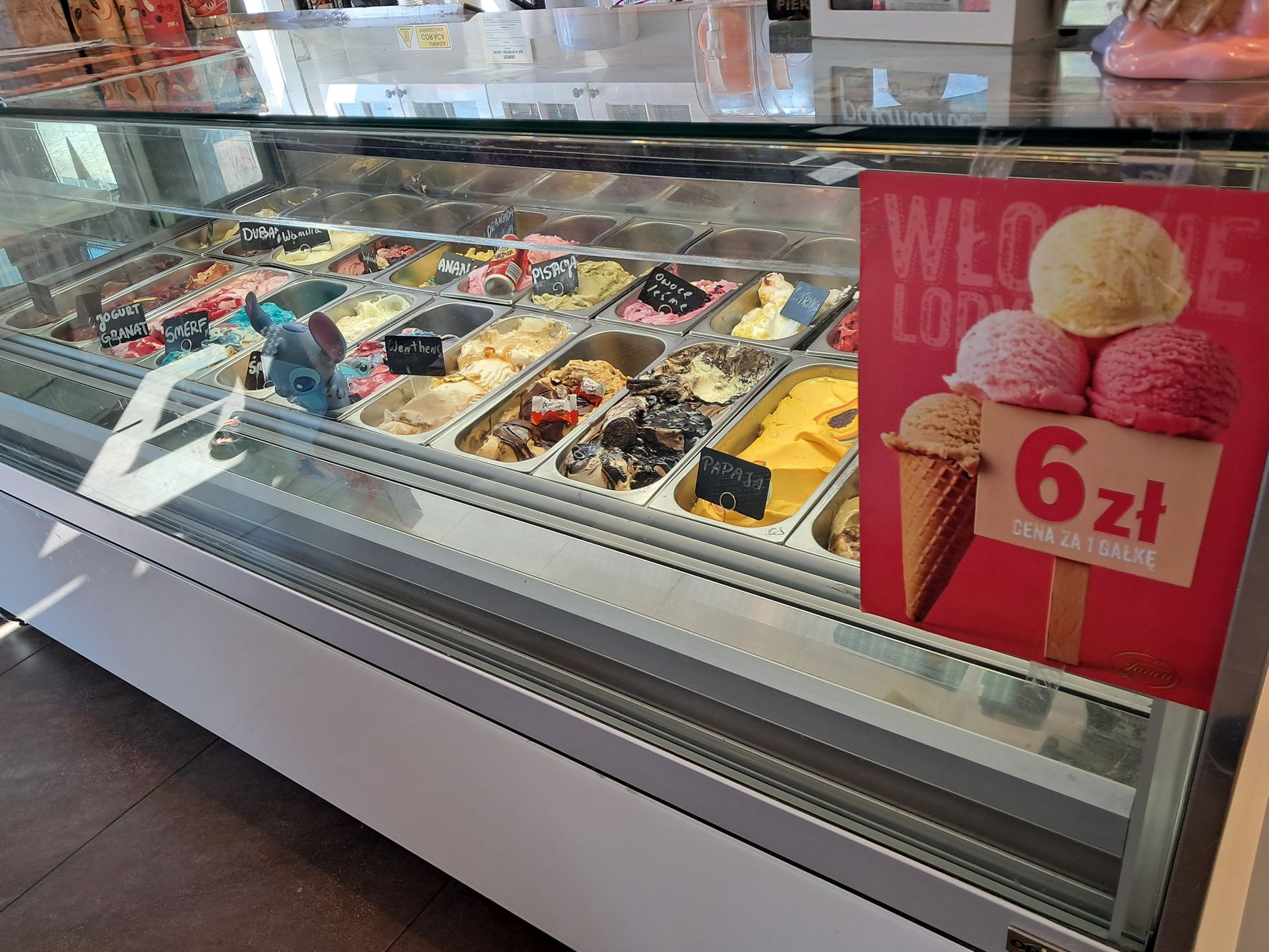 Cena lodów w jednej z cukierni na rynku w Kartuzach.