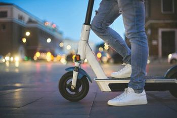 Coraz więcej wypadków z udziałem  hulajnóg elektrycznych