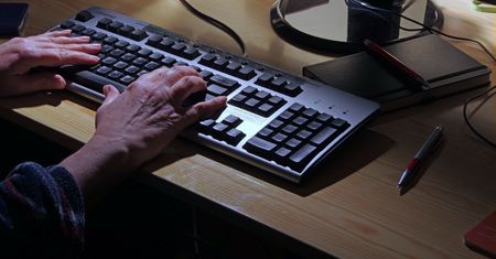 Seniorka uległa oszustowi. Przekazała dane do kont i udostępniła ekran komputera