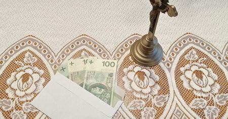 Ile Polacy wkładają do koperty księdzu po kolędzie? Liczby zaskakują