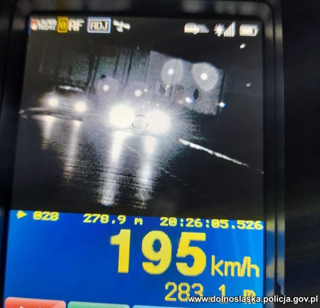 Jechał 195 km/h w zabudowanym. Policjanci i tak byli łaskawi