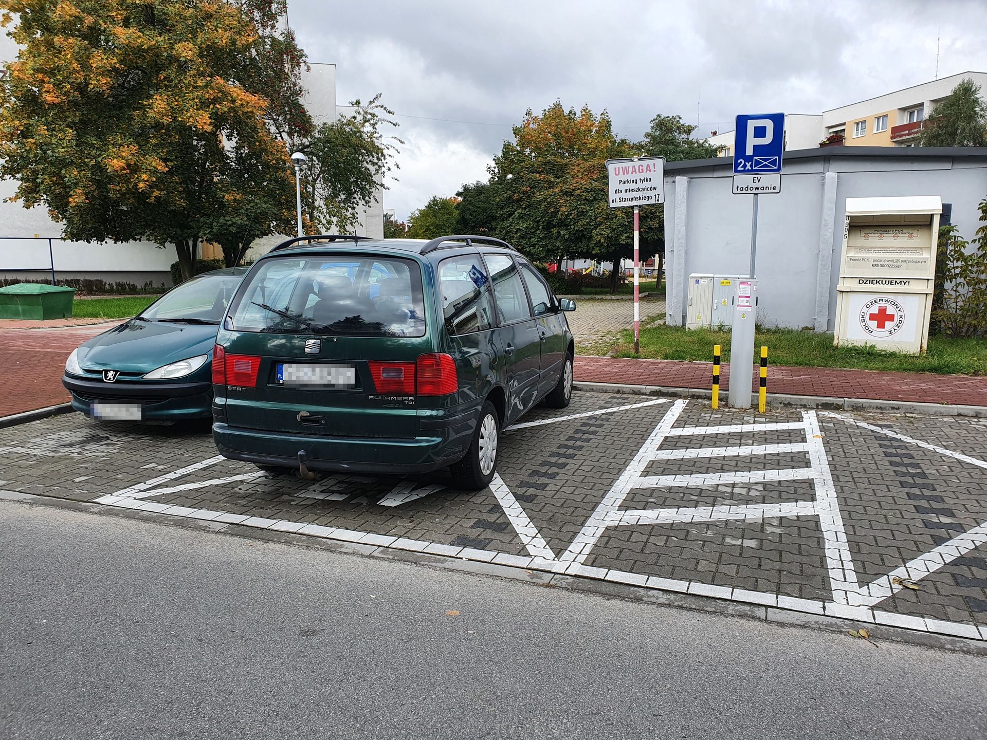 To wbrew pozorom nie jest prototyp elektrycznej alhambry. Za takie parkowanie na miejscu do ładowania grozi mandat