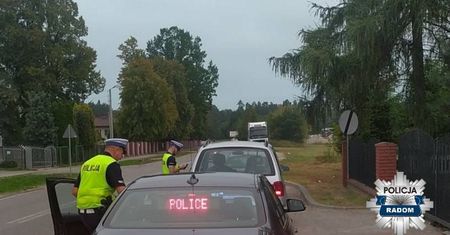 "Mrugał" światłami ostrzegając przed policją. Miał pecha