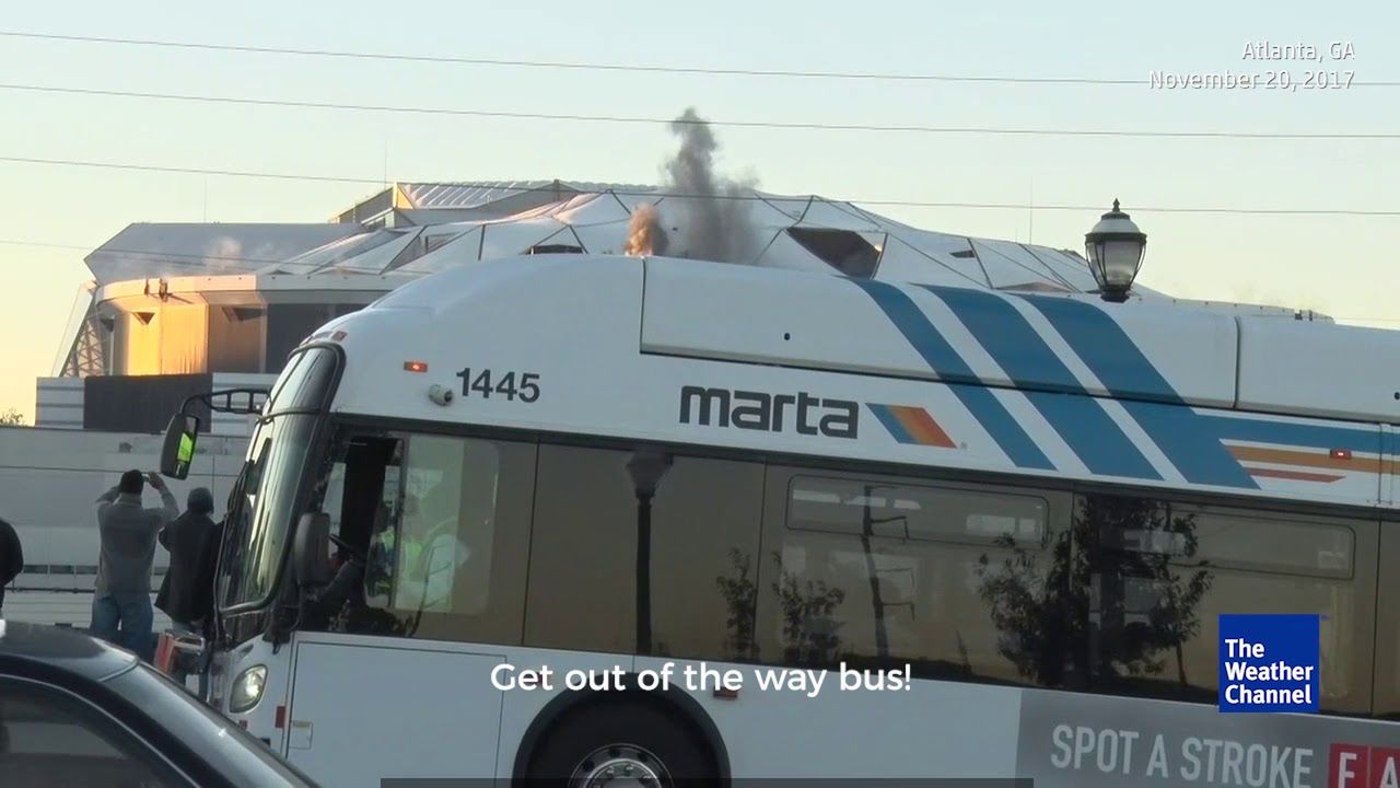 Najlepszy fotobombing w historii. Autobus zasłonił całą scenę!