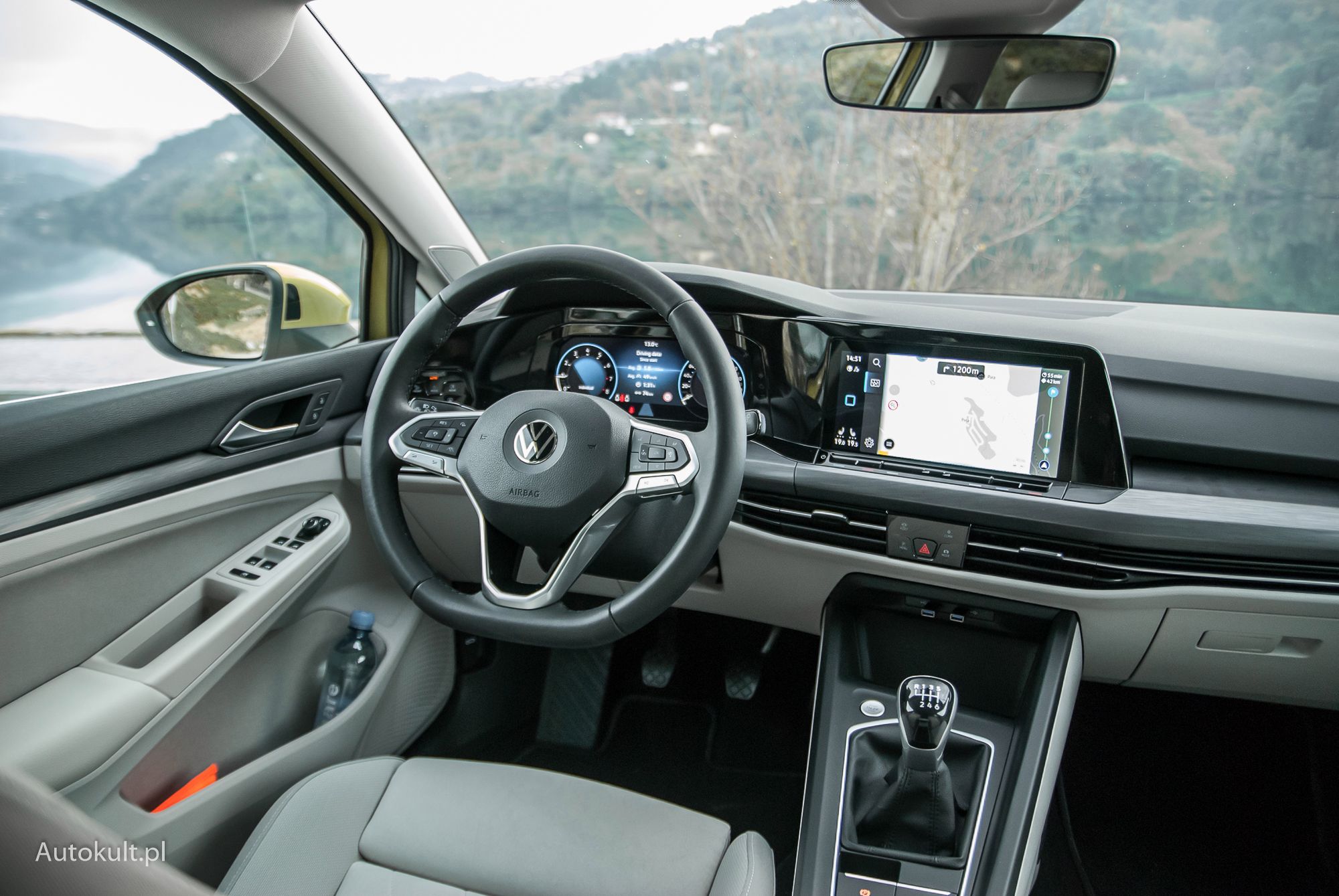 Volkswagen Golf VIII - wnętrze