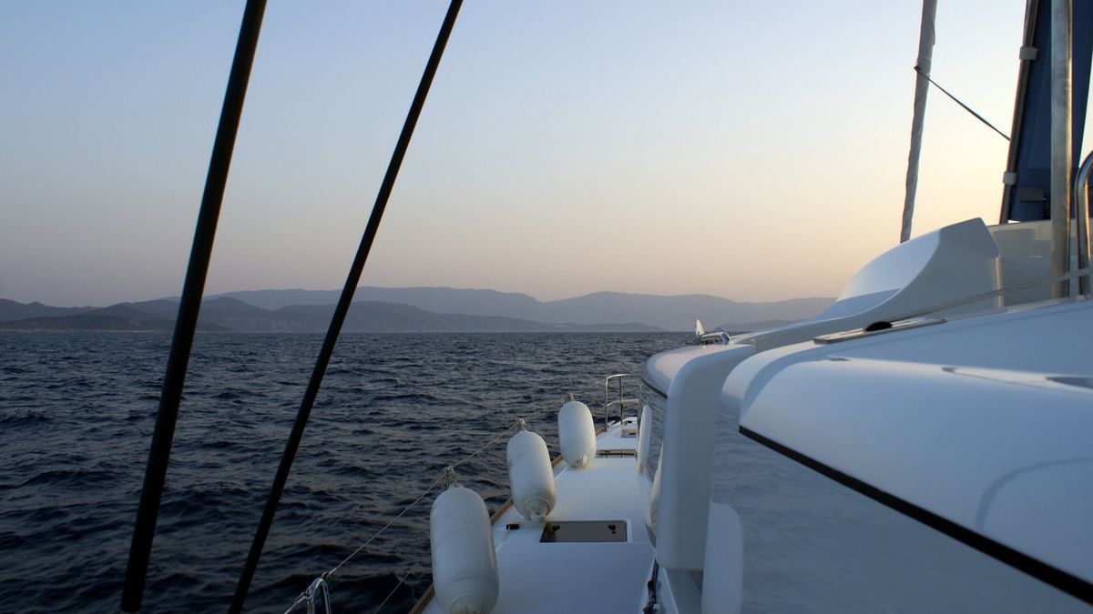 Koronawirus na imprezie na katamaranie