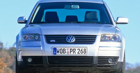 Małe lusterko po stronie pasażera to nie absurd. Niemieccy producenci mieli plan