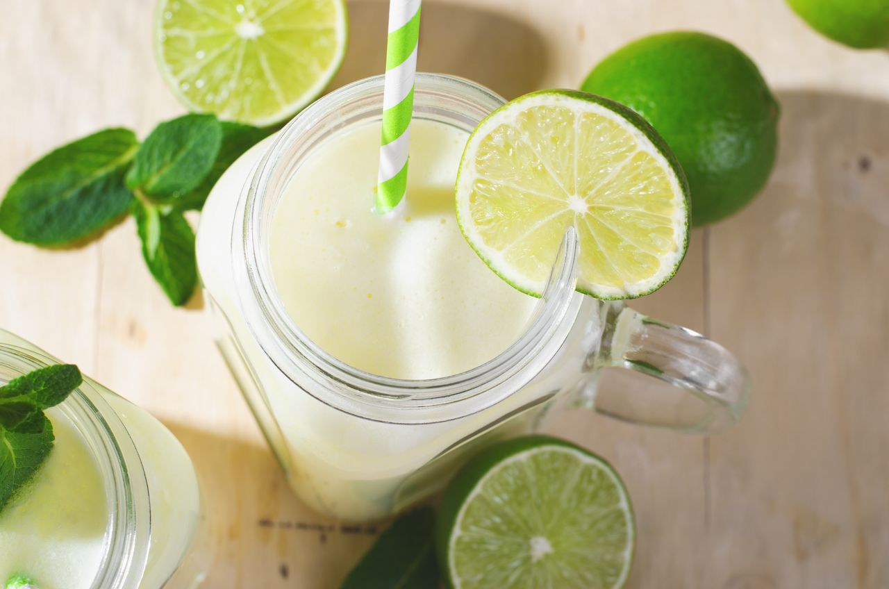 Orzeźwiająca i kremowa lemoniada. Do blendera wrzuć całe limonki ze skórką
