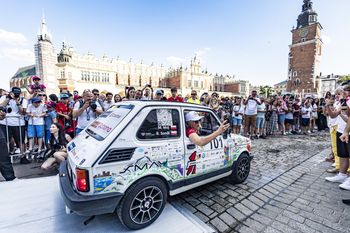 Kraków: Maluchy opanują Rynek Główny! Wielka wyprawa Fiatów już w czwartek