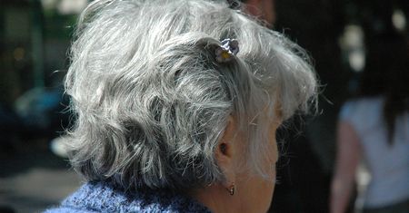 Masz siwe włosy? Naukowcy uważają, że siwienie jest odwracalne