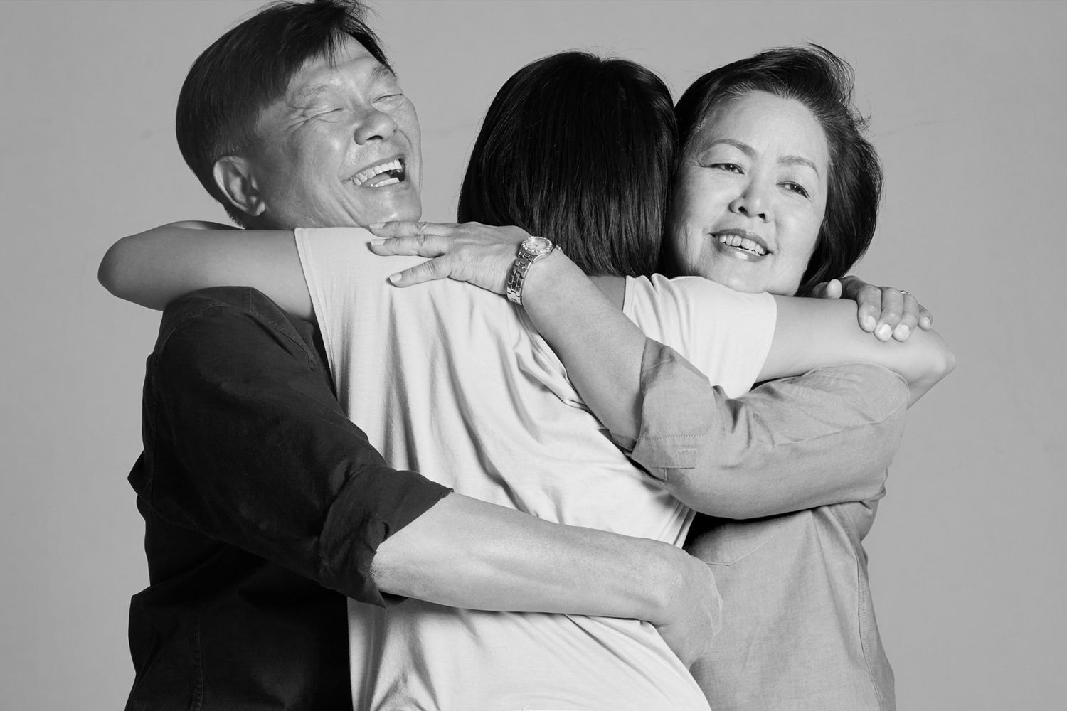 Projekt fotograficzny „Care Deeply” trafnie pokazuje jakie emocje towarzyszą przytuleniu 13