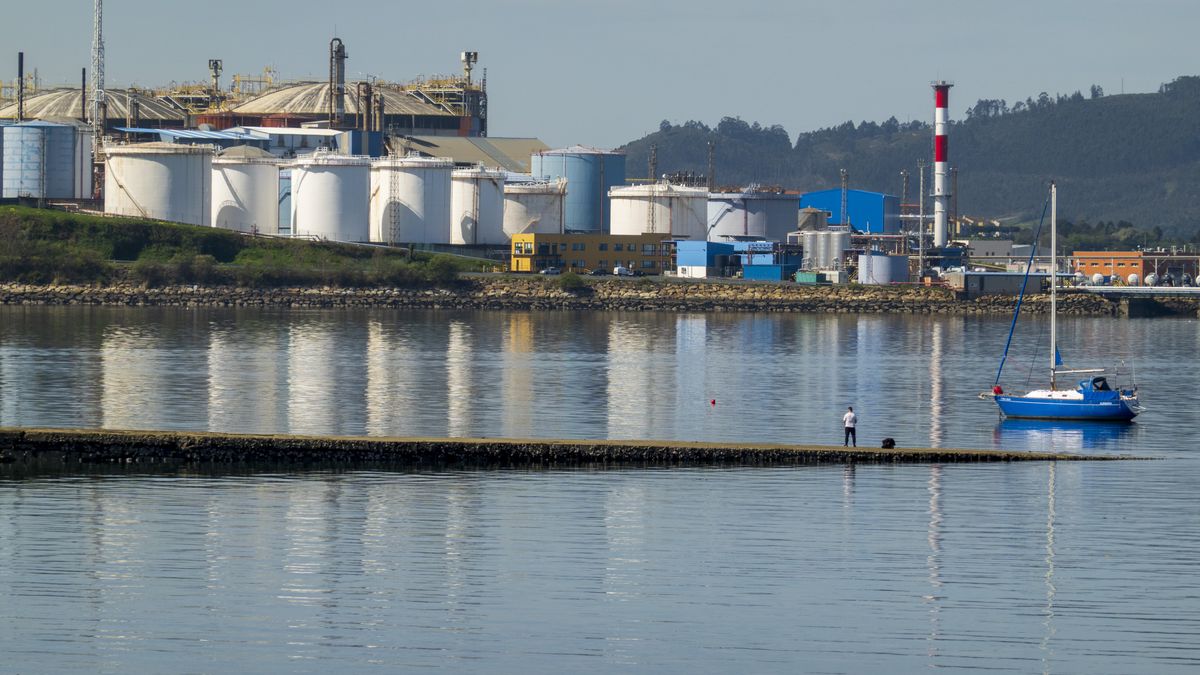 FERROL SPAIN - MARCH 19: Industrial plant of Reganosa (Regasificadora del Noroeste Sociedade Anónima) dedicated to the storage and distribution of liquefied natural gas (LNG), view of the terminal in Mugardos, in the Ferrol estuary,seen on March 19, 2026, Ferrol, Galicia, Spain. (Photo by Xurxo Lobato / Getty Images)