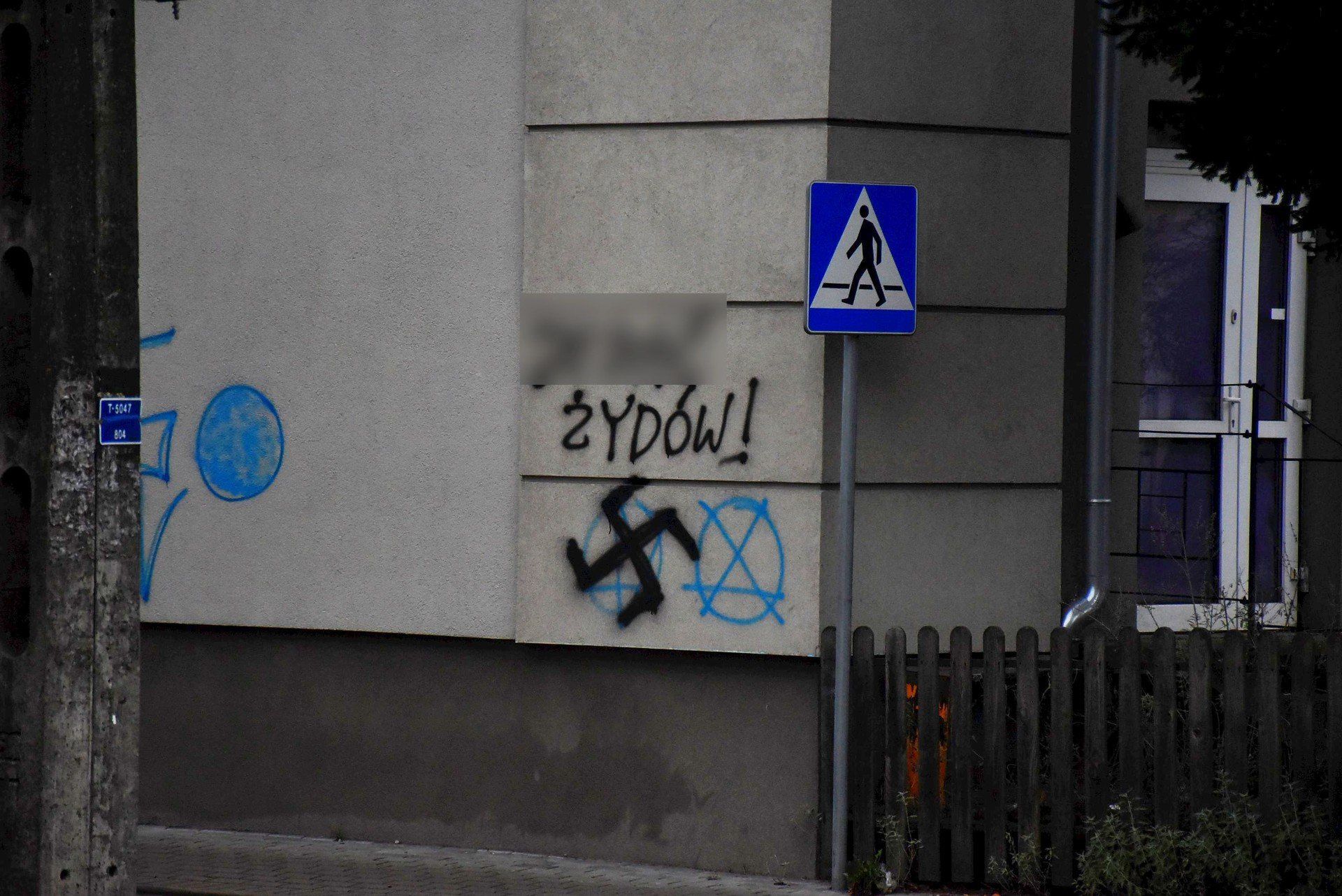 Rasistowskie napisy na ulicy Chopina w Malborku