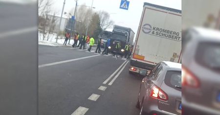 Protest ukraińskich kierowców na drodze krajowej nr 12. Blokują przejścia dla pieszych przed granicą