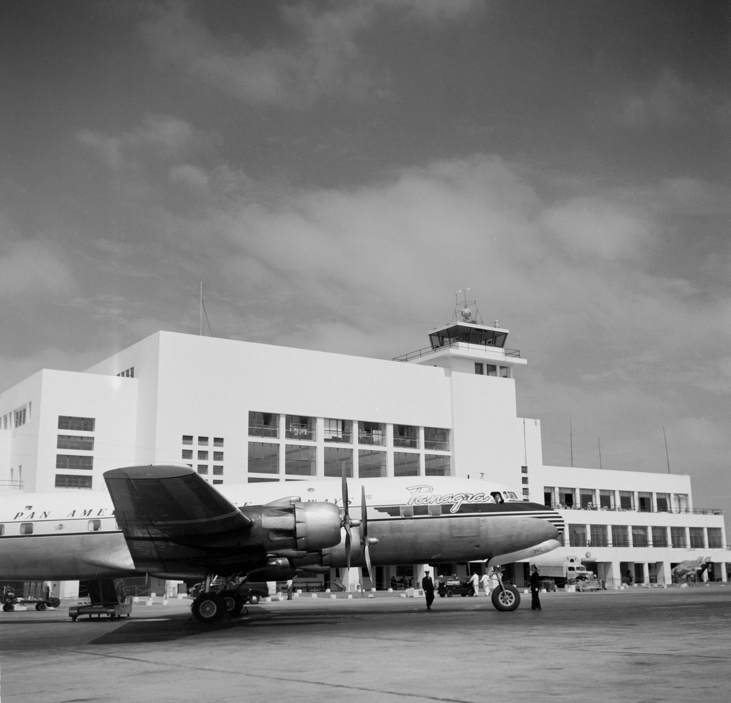 Samolot DC-3 w barwach linii Pan Am na lotnisku w Limie (Peru)