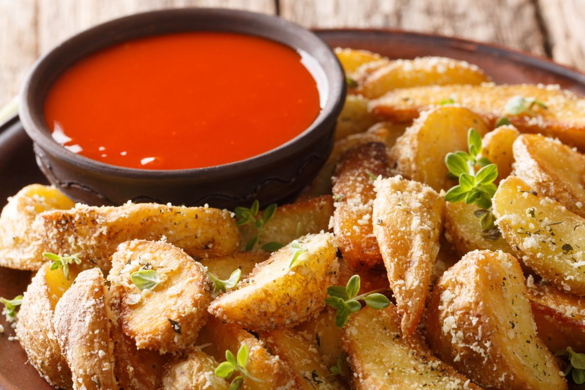 Obsypuję ziemniaki i piekę na chrupko. Pachną tak, że aż sąsiedzi przybiegają po przepis