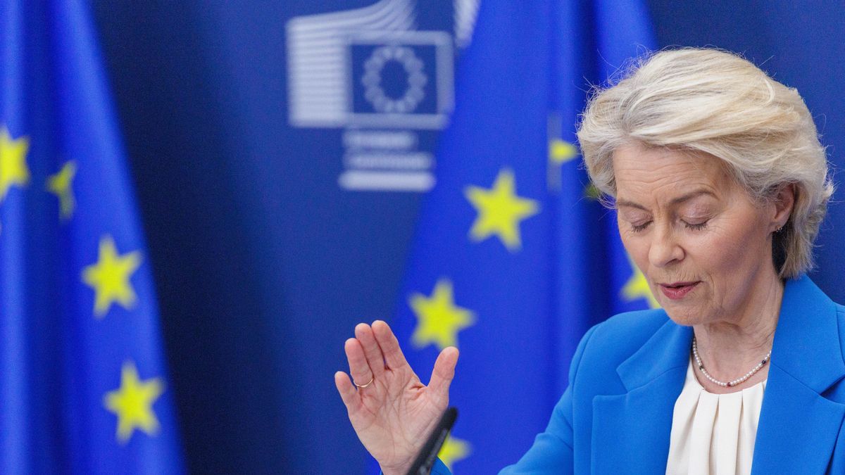 Von der Leyen briefs the media after College of Commissioners' meeting
epa12887047 European Commission President Ursula von der Leyen gestures as she briefs the press after a meeting of the College of Commissioners in Brussels, Belgium, 13 April 2026.  EPA/OLIVIER MATTHYS 
Dostawca: PAP/EPA.
OLIVIER MATTHYS
presser, flags, mic