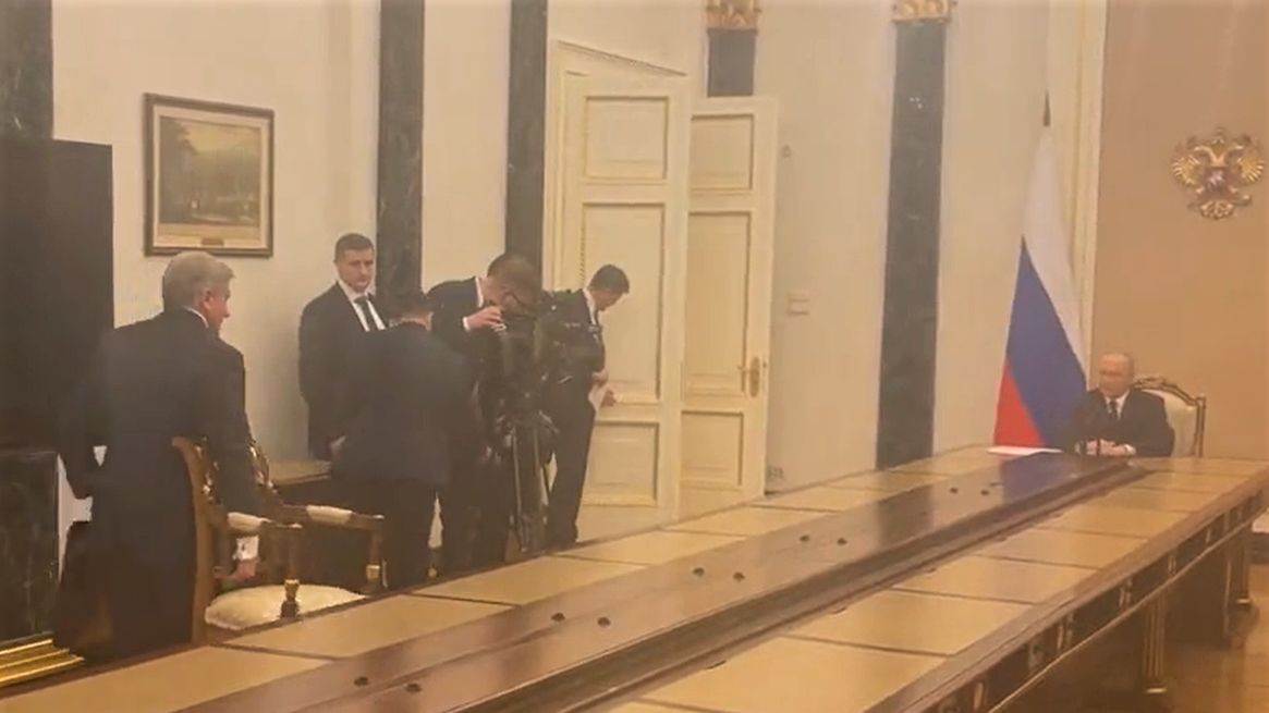 Putin pozwolił urzędnikowi usiąść nieco bliżej, niż zwykle 