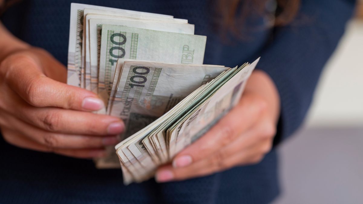 Paradoks polskich zarobków. 30 tysięcy najlepiej zarabiających etatowców zniknęło w ciągu roku