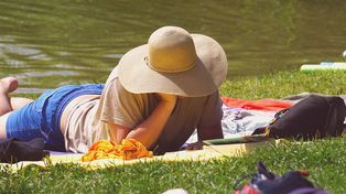 Zalew w Starych Bogaczowicach pod Wałbrzychem i lokalna karczma