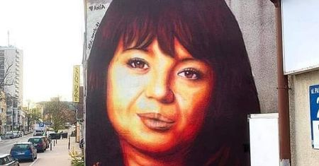 Mural na cześć Anny Przybylskiej podzielił internautów. Kogo przypomina?