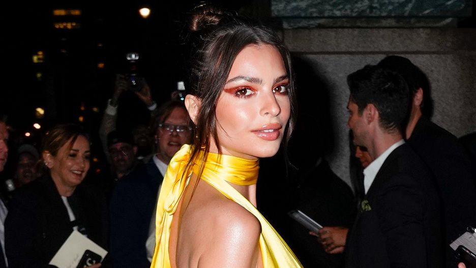 Emily Ratajkowski zachwyca płaskim brzuchem