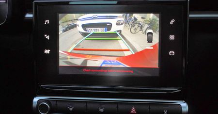 Warto dopłacić za system zapobiegający tylnym zderzeniom. Dane IIHS-u