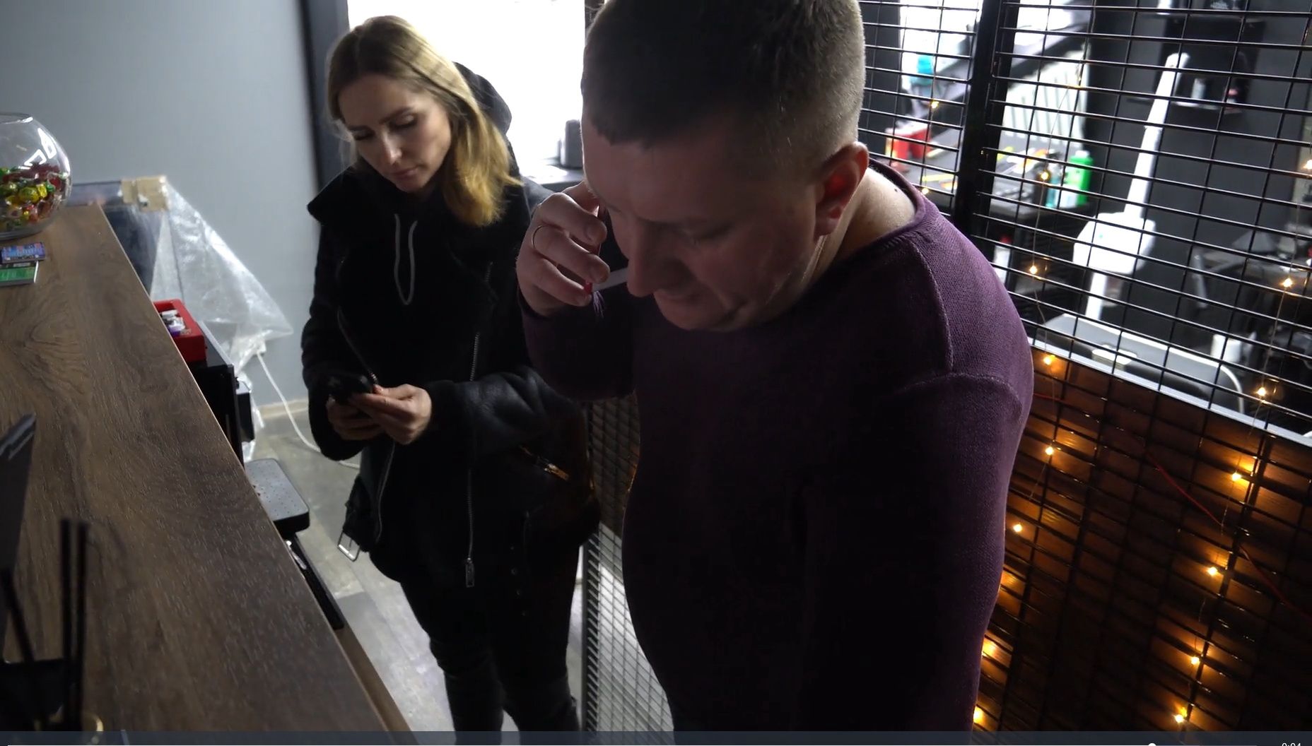 Oleksandr odbiera telefony od klinetów.