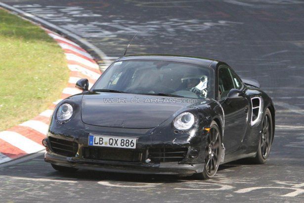 2014 Porsche Turbo z systemem czterech kół skrętnych