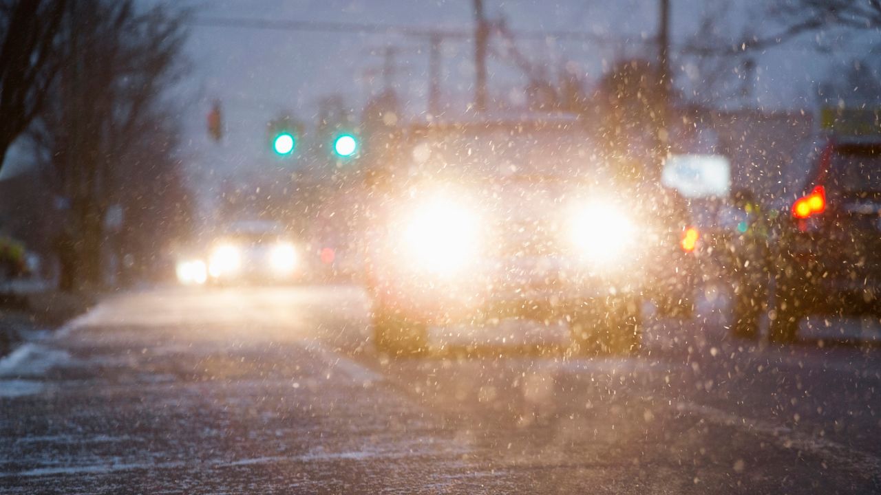 Oślepiające światła samochodu jadącego z naprzeciwka w zimie
