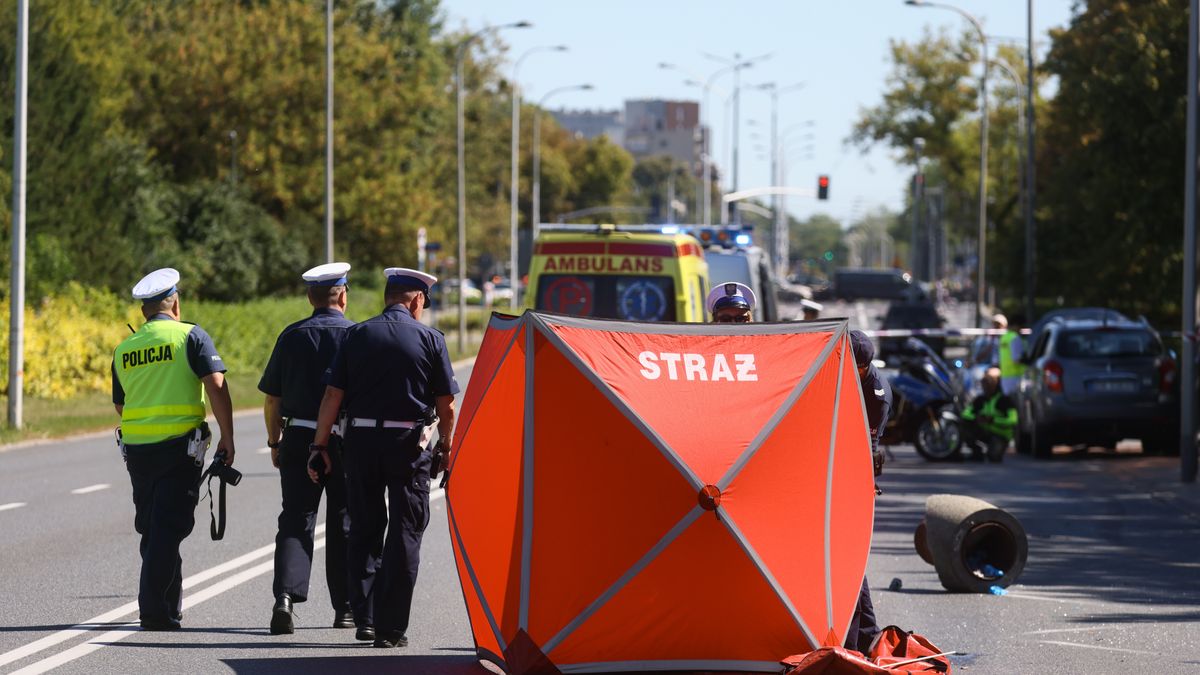 Warszawa, 13.08.2024. Miejsce tragicznego wypadku przy u. Woronicza w Warszawie, 13 bm. Samochód osobowy wjechał w przystanek autobusowy. Jedna osoba nie żyje, dziewięć zostało rannych. PAP/Leszek Szymański ***Do tego materiału zdjęciowego dostępna jest również depesza w systemie CSI, pt.: Warszawa/ Samochód wjechał w przystanek, jedna osoba nie żyje (aktl.)***