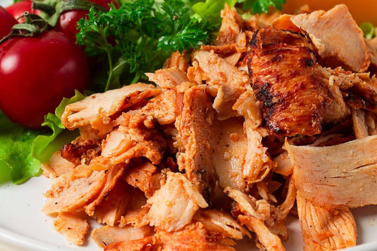 Zamiast smażyć mięso do sałatki gyros, wrzuć je do piekarnika