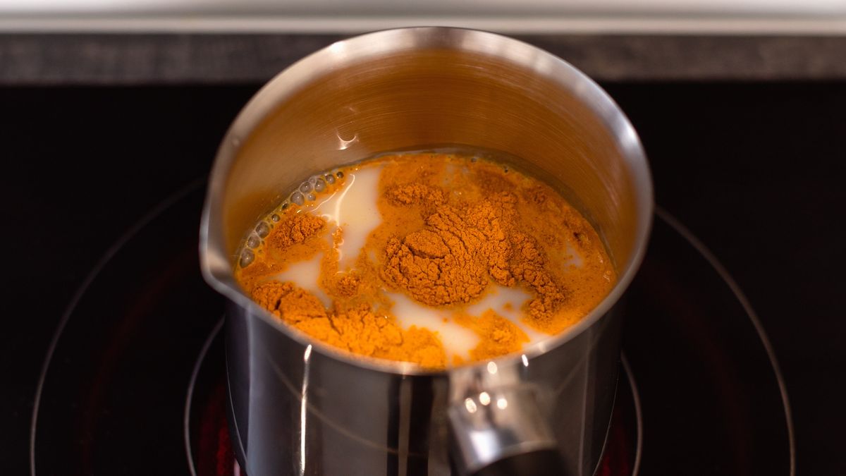 Pij szklankę wody z kurkumą dziennie, by ochronić się przed rakiem