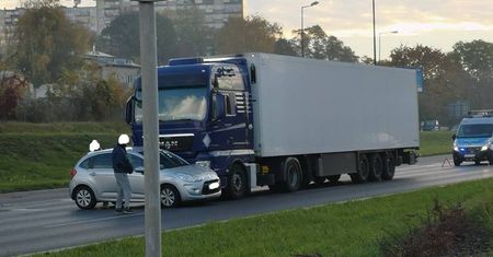 Osobówka wjechała pod TIR-a. Na szczęście nikomu nic sie nie stało