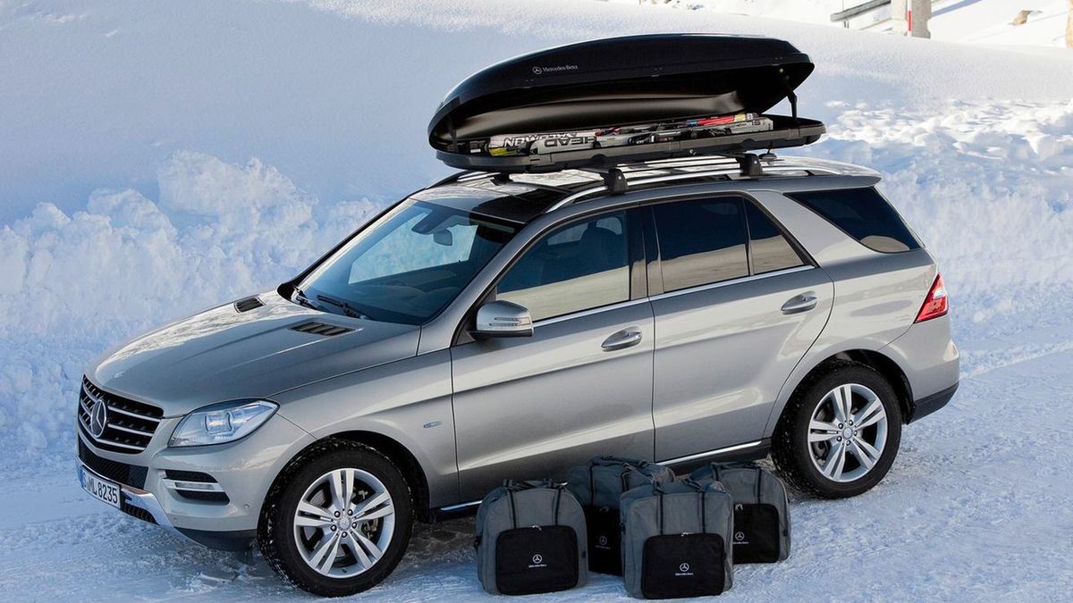 Bagażnik dachowy w mercedesie