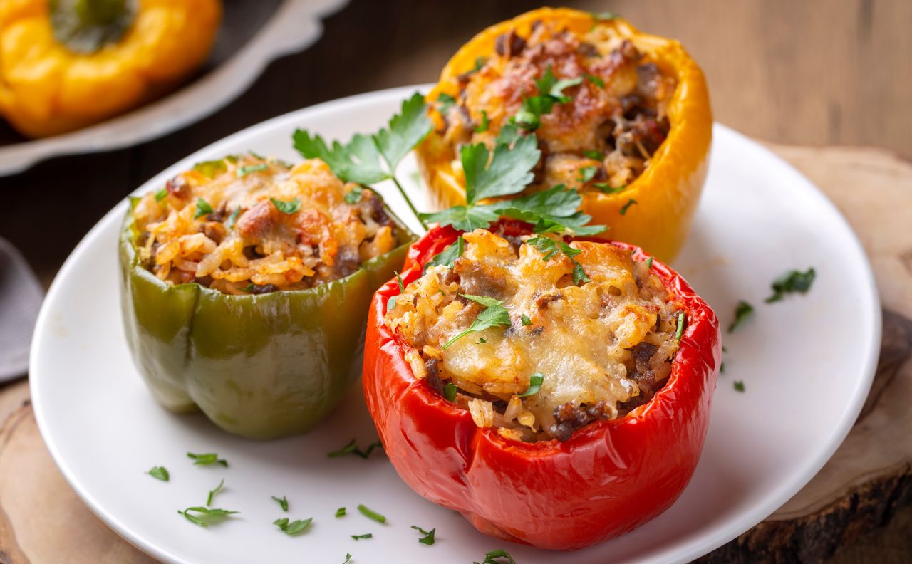 Papryka faszerowana, ale inaczej. Ten składnik zmienia wszystko