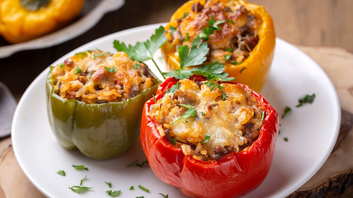Papryka faszerowana kurczakiem i ananasem sprawdzi się na obiad